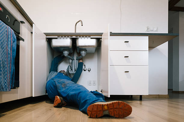 Professional Emergency Plumber technician working in Colbert, GA